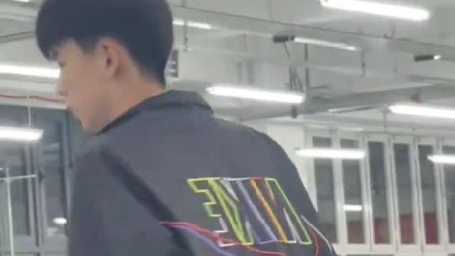 女生晒自己的“盲人男友”，明明近在咫尺却始终看不到女友。“一个看不见，一个不出声”