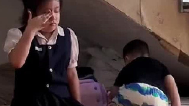 姐姐刚上一年级还不适应，妈妈让弟弟劝劝姐姐，弟弟一开口就……