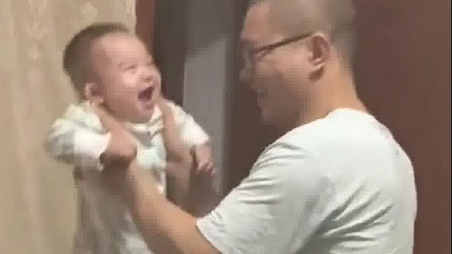 宝宝的笑能缓解爸爸一天的疲惫~~~