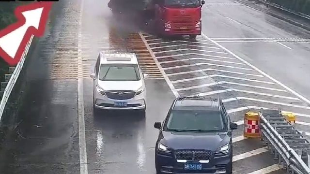 小车违规变道差点酿事故，大货车紧急变道避让