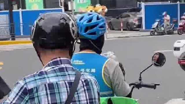 路上遇到有人举止异常 拍摄者果断出声干预