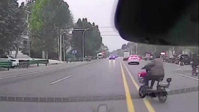 正常行驶前方一电动车毫无征兆突然转弯.......