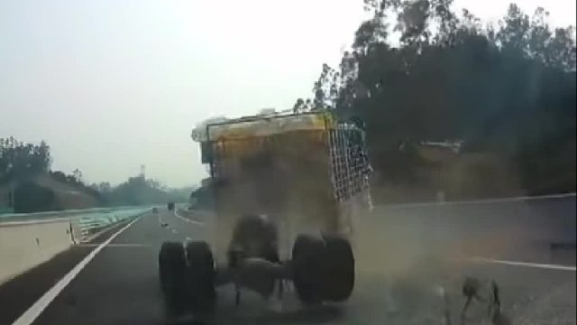 高速路上前方突然“散架”后车司机沉着冷静控制方向和车速，最终将车停在应急车道上！