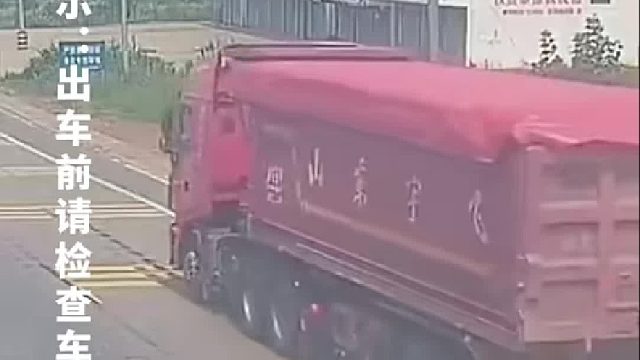 货车轮胎突然脱落，路边骑车男子紧急躲避！