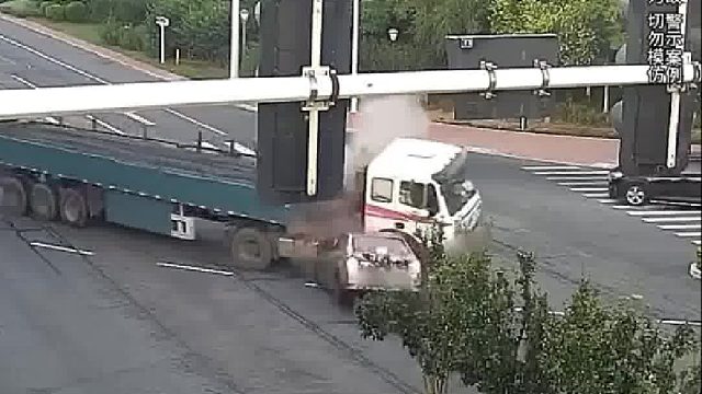 大货车转弯与直行车抢行！