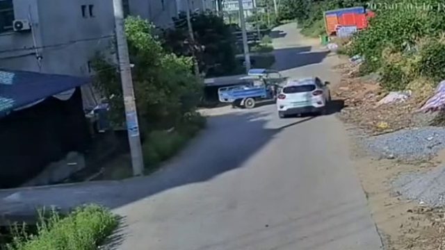 同等责任转弯三轮遇上直行小车，结果致车翻三人伤！