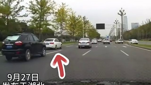 黑色SUV“夹缝”超车与多辆车汽车发生碰撞！