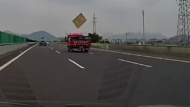 车开着开着被隔壁车道的“天外来物”砸了“