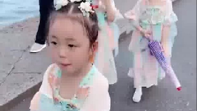 爸爸带三胞胎女儿出去玩，哄完这个哄那个