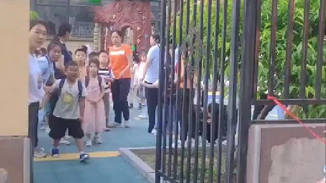 爸爸接儿子放学，两人迎面而过，完美错过