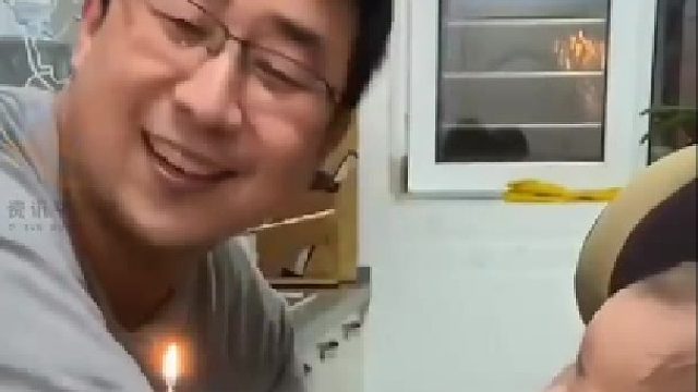 爸爸让儿子吹生气蜡烛，小孩子的手就是快