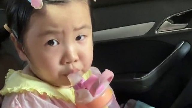 这场景让我想起了农村给猪打针的样子