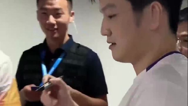 樊振东给热心粉丝签名，签完后细心地将笔尖朝向自己，网友：好帅！细节见人品