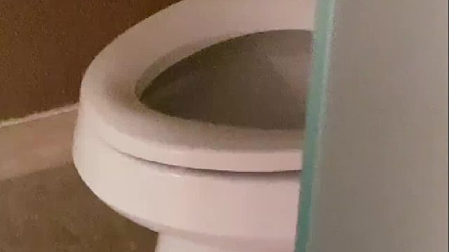 女子崩溃捂脸哭泣