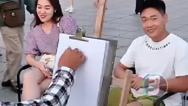 情侣两人在路边现场画像，大叔画着画着突然翻出了另一张...