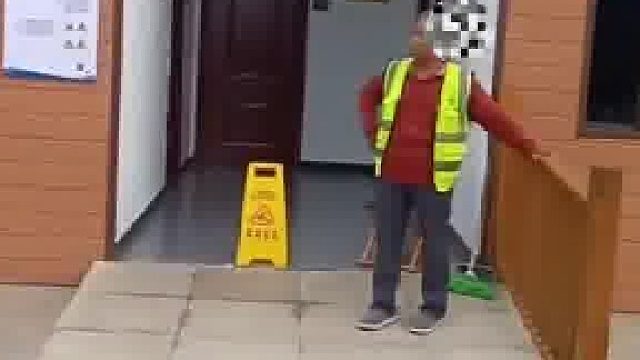 一公园清洁工搜 为不做清理工作阻止学生进入厕所