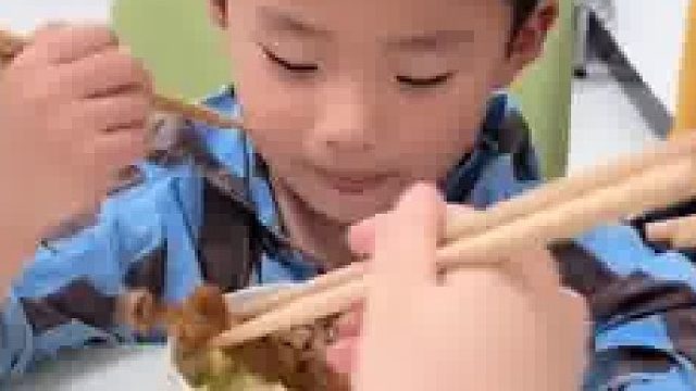 偷梁换柱！妈妈偷换儿子碗中的鸡腿，外婆的眼神亮了。网友：在老人面前都是孩子