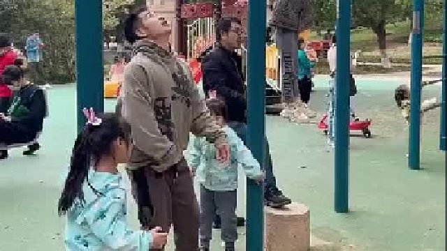 爸爸做引体向上，两女儿抱着爸爸的腿，带娃健身两不误！网友：压力给到旁边的爸爸