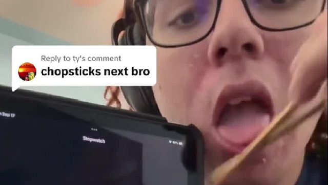 外国网友测试 用筷子喝完一杯水要多久