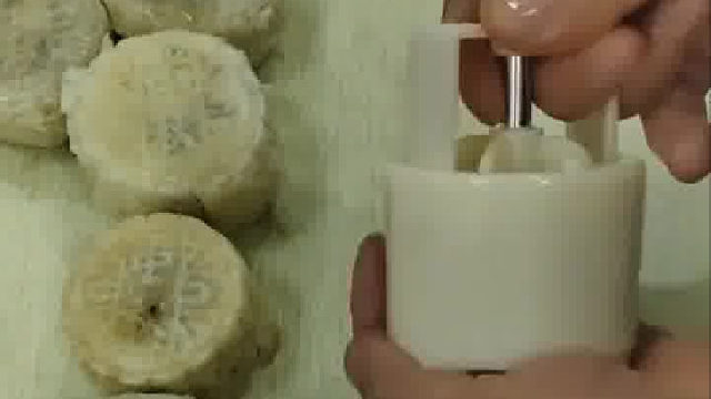 男子用肉包做成“鲜肉馅月饼”，包子：这月饼是非吃不可
