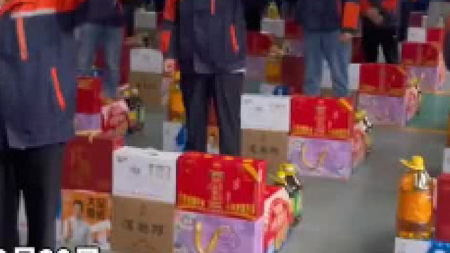 江苏一家公司给员工发多种过节礼，员工都用小推车推回去，这个应该是工厂福利天花板了吧