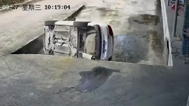 司机不慎开车翻下卸货台！