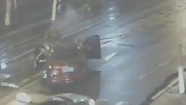 轿车发生事故后，主副驾驶人下车就跑！