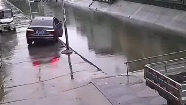 小车却不曾想直接就把车开进右侧的河里！