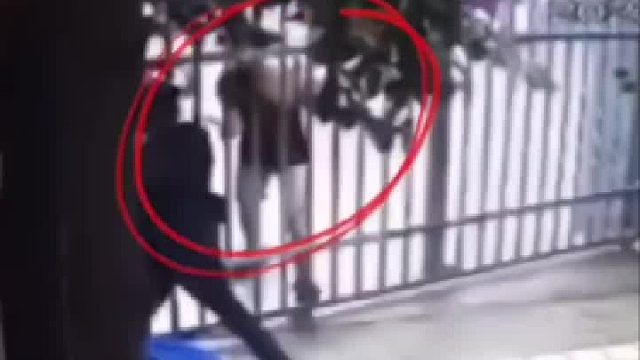 男子持械冲进校园，保安眼疾手快立马关闭校门，幸而阻挡一起悲剧的发生