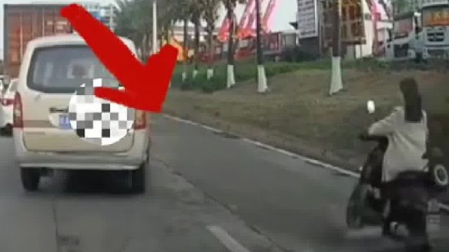 面包车突然变道后方的电动车慌忙避让摔倒！