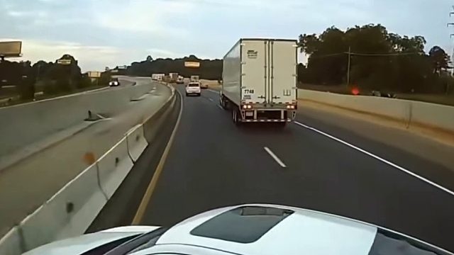 随意变道真是太危险，你看这就随意变道的下场！