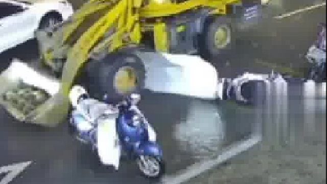 铲车溜车失控撞翻路边电动车，以为车内有人，过路司机紧按喇叭，路人焦急呼喊提醒。