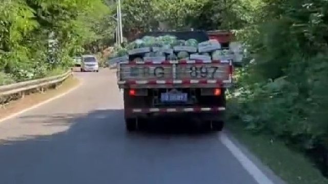 大哥这么小的路拉那么多西瓜你看掉了吧