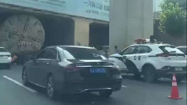 大货车被卡在桥洞出不去