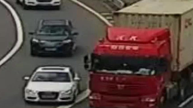 加速匝道直接“冲”入主线，被撞还得负全责！