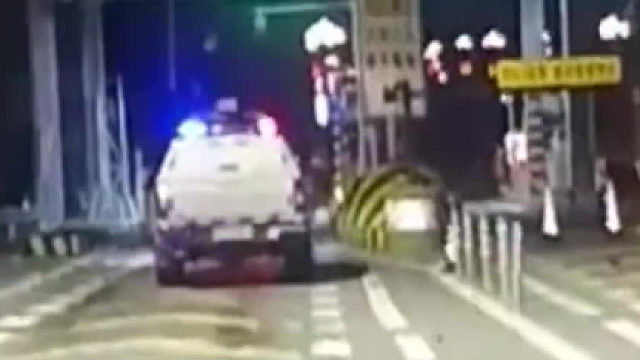 两车剐蹭交警带下高速定责，刚到高速口……其中一车又撞了，另一车不禁感叹：又是他！