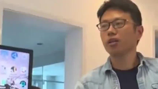 中秋国庆，老板给员工发福利，主动送到每位员工手里。月饼！ 现金！ 体检单！