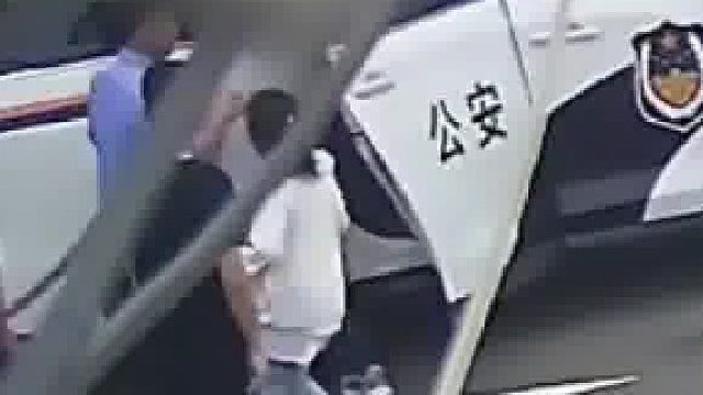 男孩突发疾病抽搐不止，父亲跑进派出所求助，民警李凤霞驾驶警车紧急护送就医，化险为夷