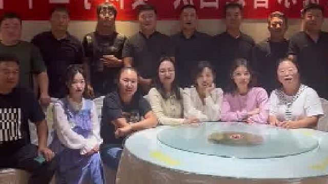 老同学聚会拍合照旁边桌突然打架，大家齐刷刷转头围观，网友：中国人永远爱看热闹