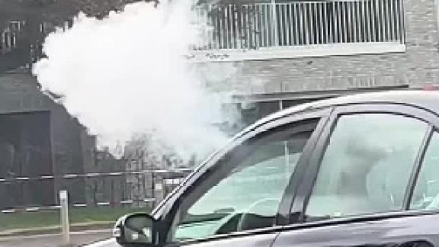路人拍下车主“吞云吐雾”第一眼：能有什么特别的 第二眼：是不是在里面蒸馒头