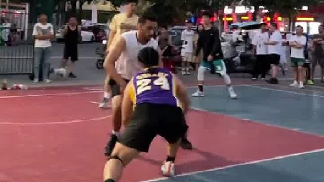 背身晃动有点像一位故人