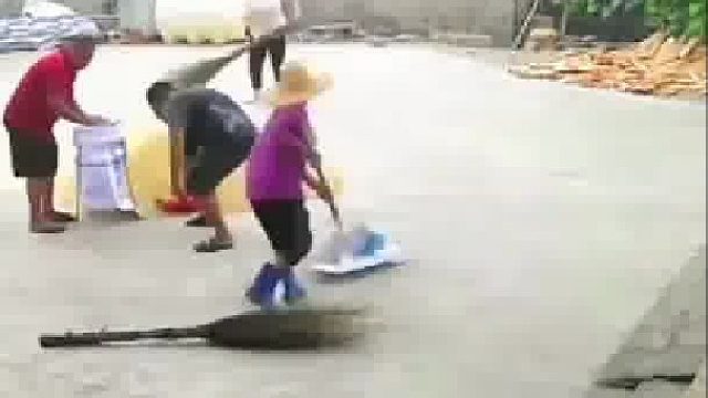 大雨临近，女孩喊大人收谷子，并有条不紊、思路清晰地帮忙