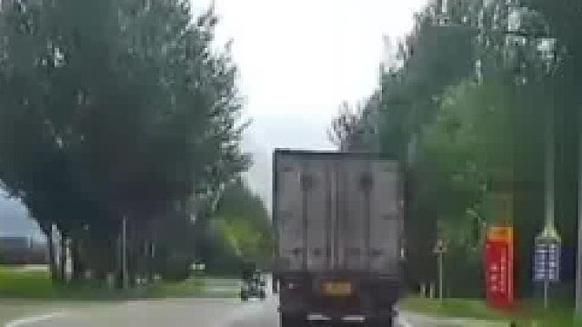 电瓶车左转不减速，逼停直行大货车