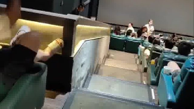 电影看到半突然暂停，只因两个人找不到座位