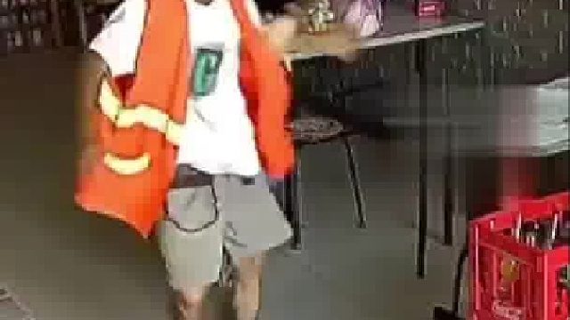 店主经常把空瓶子给环卫工人，老人买来一把香蕉表示感谢，网友：双方都是善良的人！