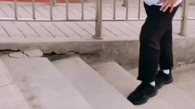 上下楼梯时不稳