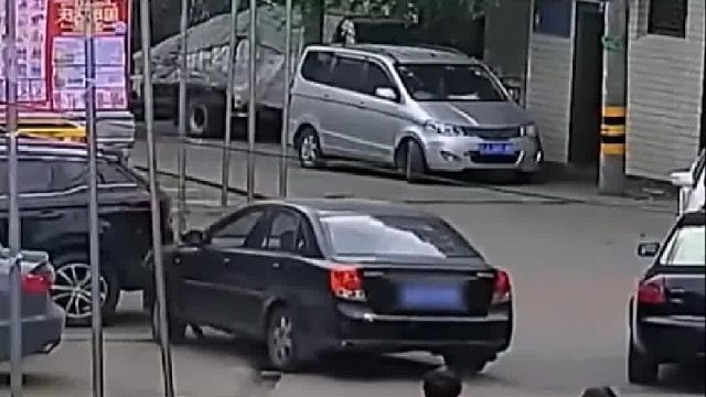 新手上路把汽车开成了碰碰车！