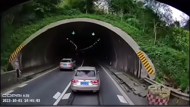 这是高速路隧道没有限速，他把车速故意踩刹降到40！