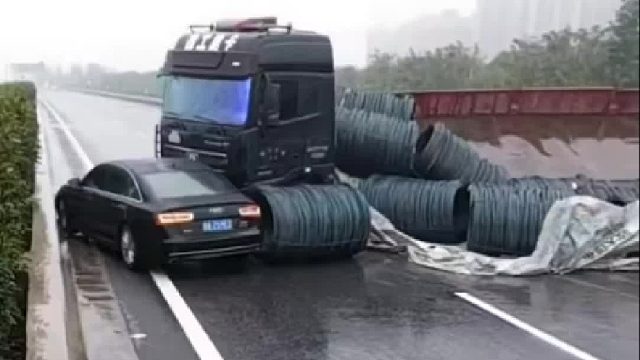 一点缝都不给留，兄弟们这堵的真是死死的！