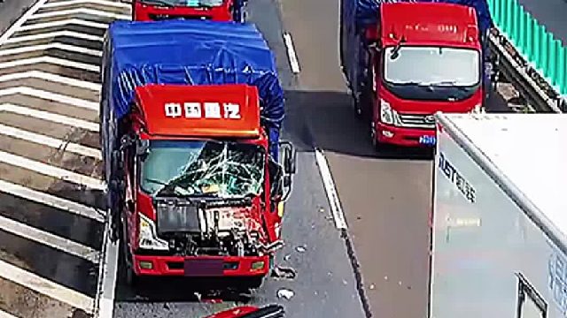 高速上小车急刹车导致发生车祸！